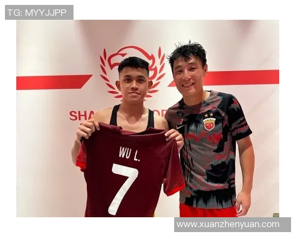 足球明星亲自赠送球衣给小粉丝温暖瞬间感动全场